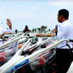 Jokowi bagi-bagi traktor ke petani Subang. ©Setpres RI/Edi
