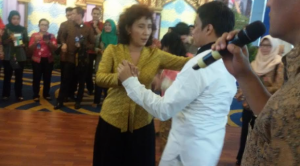Menteri Susi Pudjiastuti berdansa (Liputan6.com)
