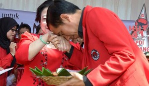 Jokowi cium tangan Megawati (IST)