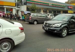 Tampak difoto Mobil yang digembosi Bannya - Foto: SN