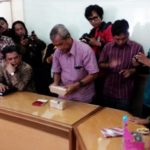 Istri terduga teroris Sriyono yang tewas setelah berduel dengan anggota Densus, menyerahkan barang bukti dua bungkus uang ke Kantor PP Muhammadiyah, Yogyakarta (Dok.Liputan6)