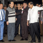 Kepala BIN Sutiyoso (kiri), Jaksa Agung HM Prasetyo (kanan) dan Deputi I BIN Sumiharjo Pakpahan (kedua kanan) mengawal terpidana penggelapan Bantuan Likuiditas Bank Indonesia Samadikun Hartono (kedua kiri) sesaatnya tiba di Bandara Halim Perdanakusuma, Jakarta, Kamis (21/4) malam. Samadikun merupakan buron yang dikejar sejak 2003 sebagai penikmat kucuran dana bantuan Bank Indonesia pada saat krisis moneter 1998 dan telah merugikan negara Rp169 miliar. ANTARA FOTO/M Agung Rajasa/foc/16.
