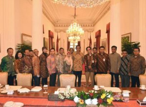 Alifurrahman kedua dari kanan bersama Kompasianer lainnya bertemu Jokowi (Dok Facebook)