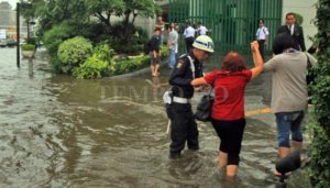 Warga melewati banjir yang merendam kawasan Bundaran Hotel Indonesia, Jakarta, 30 Agustus 2016. TEMPO/Amston Probel