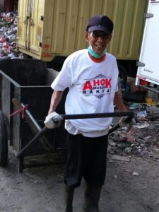 Penarik gerobak sampah memakai kaos 'Ahok Musuh Rakyat' (IST)