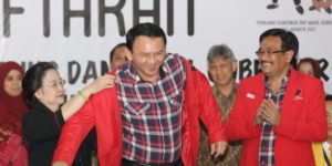 Megawati memasangkan jaket merah ke Ahok (IST)