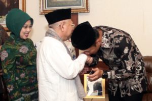 Agus Yudhoyono cium tangan KH Ma'ruf Amin (IST) 