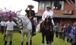 Jokowi dan Prabowo naik kuda (IST)