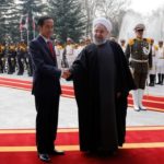 Presiden Joko Widodo berjabat tangan dengan Presiden Hassan Rouhani
