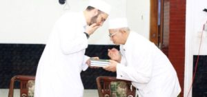 Syaikh Mahir Hasan Al Munajjid dan KH Ulin Nuha Al Hafidz (DOK Santri Menara)