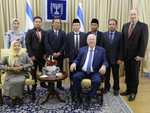 Delegasi muslim asal Indonesia diterima Presiden Israel Reuven Rivlin di kediaman resminya di Yerusalem. (GPO/Mark Neiman)