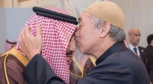 Syekh Hussain Yee mencium kening Raja Salman (IST)