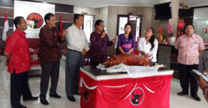 DPD PDIP Bali kampanye makan babi (IST)