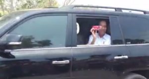 Presiden Jokowi melempar hadiah dari dalam mobil (IST)