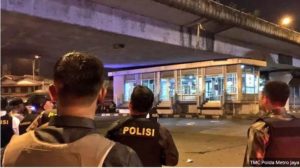 Polisi berjaga di lokasi bom bunuh diri di Halte Bus TransJakarta Kampung Melayu (IST)