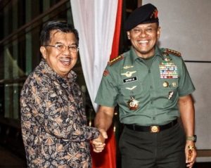 Wakil Presiden Jusuf Kalla (kiri) berjabat tangan dengan Panglima TNI Jenderal Gatot Nurmantyo (kedua kiri). 