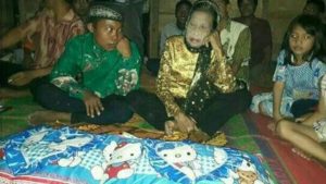Selamet (16) dan Rohaya (71), warga Baturaja, OKU, Sumatera Selatam, menikah. Pernikahan mereka jadi perbincangan karena perbedaan usia yang terpaut jauh. (Foto: Instagram)
