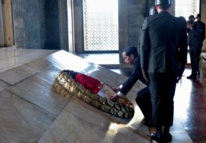 Jokowi meletakkan karangan bunga di makam Mustafa Kemal Ataturk (IST)