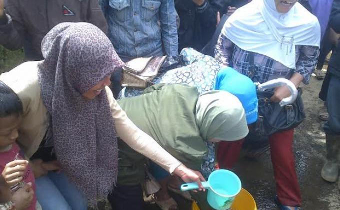 Warga berebut air bekas cucian sepatu Jokowi (Tribunnews)