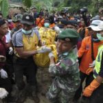 Tim SAR evakuasi korban longsor Banjarnegara. ©2014 merdeka.com/arie basuki