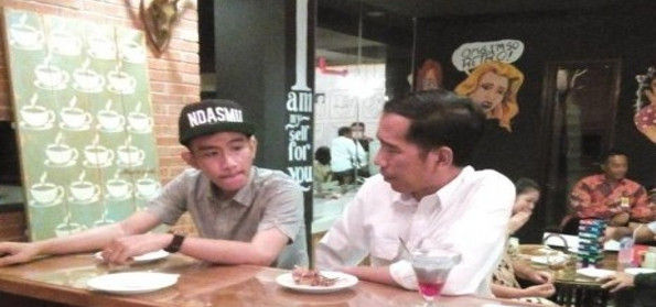  Presiden Jokowi bersama Gibran ketika berkunjung ke kafe Markobar (ist)