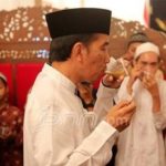 Presiden Jokowi makan dengan tangan kiri dan berdiri (JPNN)