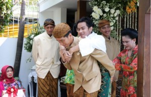 Pak Jokowi Gendong Gibran - Foto: Kabarmaya.com