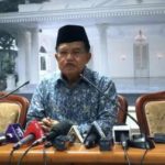 Wakil Presiden Jusuf Kalla memberikan keterangan pers di Istana Wakil Presiden, Jakarta Pusat, Jumat (17/7). (CNN Indonesia/Resty Armenia)