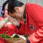 Jokowi cium tangan Mama Mega (IST)