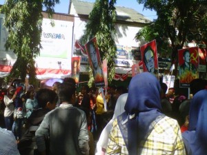 Arak-arakan peserta yang membawa atribut palu arit yang identik dengan Partai Komunis Indonesia. Foto: Metrotvnews.com/Agus Josiandi