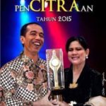 Jokowi dan istri dengan Piala Pencitraan (IST)