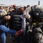 Bentrok warga Palestina dengan tentara Israel (REUTERS)
