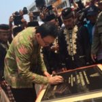 Gubernur DKI Jakarta Basuki Thahaja Purnama didampingi istrinya, Veronica Tan meresmikan Masjid Rusun Marunda, Jakarta Utara, Minggu (17/1/2016). 