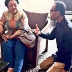 Hanif Dhakiri bersimpuh di hadapan Megawati (IST)