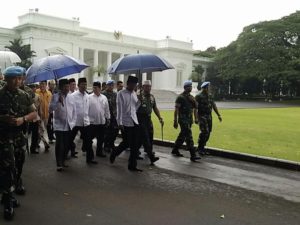 Presiden Jokowi dan Wapres JK ketika keluar dari Istana