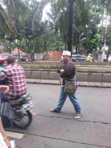 Ruhut meninggalkan lokasi dengan ojek online (Dok Nanik Sudaryati)