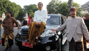 Jokowi dengan mobil Esemka (IST)