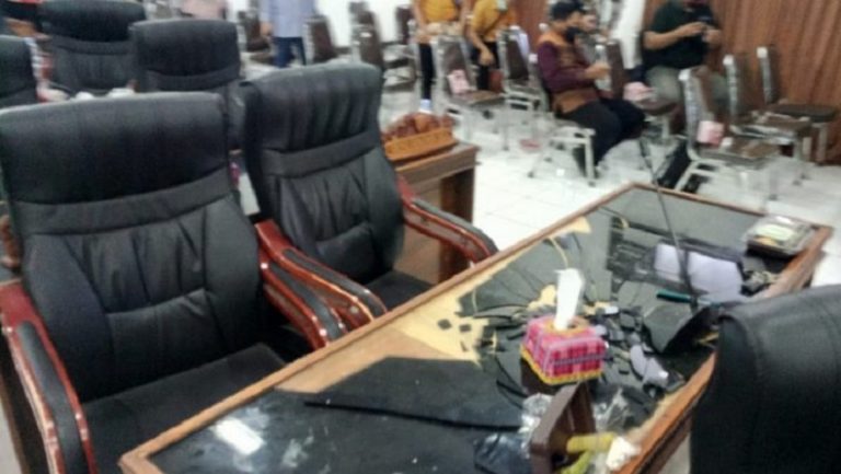  Meja  di ruang DPRD Bima pecah karena ulah anggota dewan 