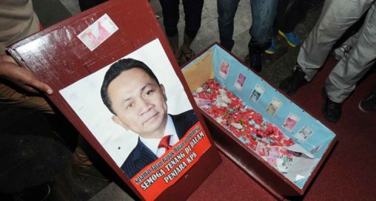 demo-zulkifli-hasan-aktivis-bawa-peti-mati-berisi-tikus-ke-kpk